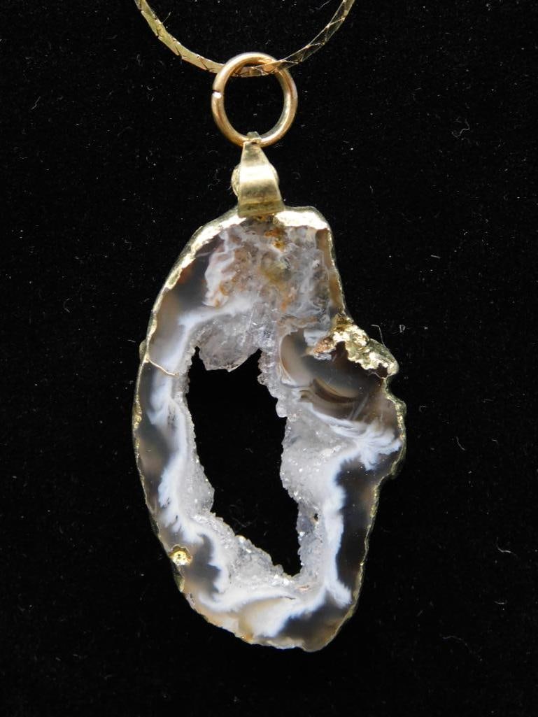 GEODE SLICE PENDANT ON CHAIN NECKLACE: GEODE SLICE PENDANT ON CHAIN NECKLACE