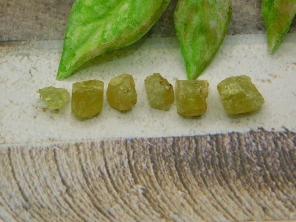 APATITE ROCK STONE LAPIDARY SPECIMEN (1 of 2)