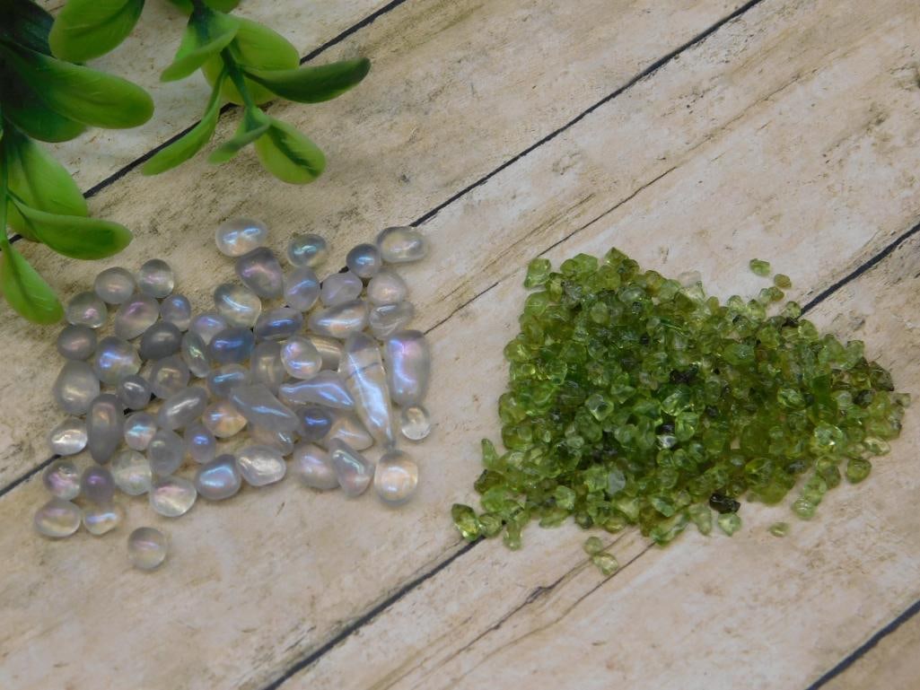 MOONSTONE AND PERIDOT GEMSTONE LOT: MOONSTONE AND PERIDOT GEMSTONE LOT — Part of our Discover Mystic Finds, Crystals and Gems auction at HATMAN'S Auctions! Please see photos for measurements and condition. YES, we have in-house shippi