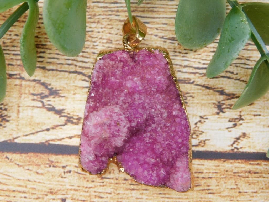 DRUZY QUARTZ PENDANT ROCK STONE LAPIDARY SPECIMEN: WELCOME TO HATMAN AUCTIONS! SPECIAL NOTICE: Please see photos for measurements and descriptions. ***Yes, we have in house shipping with MANY REPEAT CUSTOMERS because of our streamlined service.