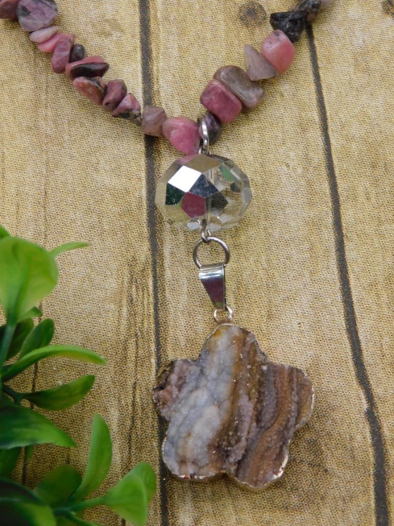 GENUINE STONE PENDANT ON STONE CHIP NECKLACE: GENUINE STONE PENDANT ON STONE CHIP NECKLACE
