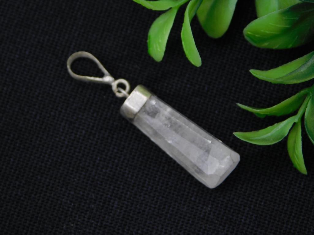 QUARTZ PENDANT ROCK STONE LAPIDARY SPECIMEN: QUARTZ PENDANT ROCK STONE LAPIDARY SPECIMEN