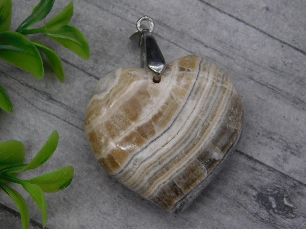 BANDED CALCITE HEART PENDANT ROCK STONE LAPIDARY SPECIMEN: BANDED CALCITE HEART PENDANT ROCK STONE LAPIDARY SPECIMEN