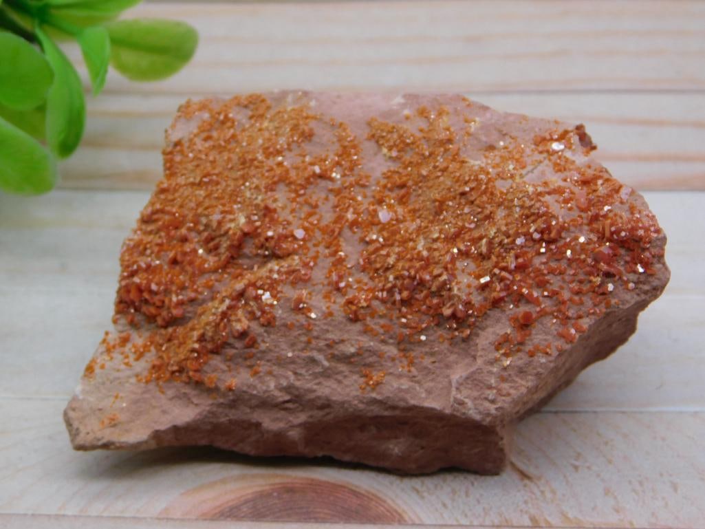 VANADINITE ROCK STONE LAPIDARY SPECIMEN: VANADINITE ROCK STONE LAPIDARY SPECIMEN - Authentic estate find offered in our online auction. Perfect for collectors, resellers, and enthusiasts of vintage, antiques, minerals, rocks, crystals, jewel