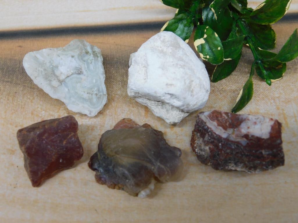 MIXED ROUGH LOT ROCK STONE LAPIDARY SPECIMEN: MIXED ROUGH LOT ROCK STONE LAPIDARY SPECIMEN - Part of our Discover Golden Attic, Crystals and Gems auction at HATMAN'S Auctions! Please see photos for measurements and condition. YES, we have