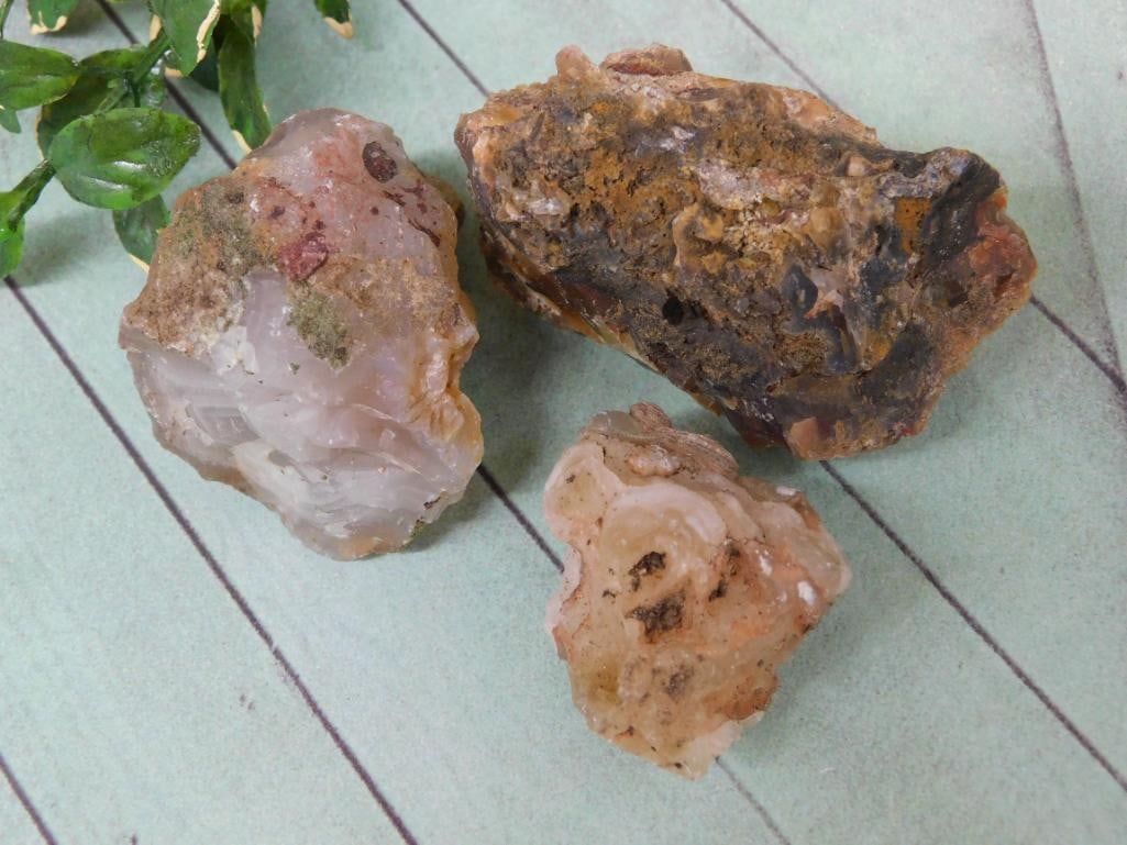 MIXED ROUGH LOT ROCK STONE LAPIDARY SPECIMEN: MIXED ROUGH LOT ROCK STONE LAPIDARY SPECIMEN - Part of our Discover Golden Attic, Crystals and Gems auction at HATMAN'S Auctions! Please see photos for measurements and condition. YES, we have