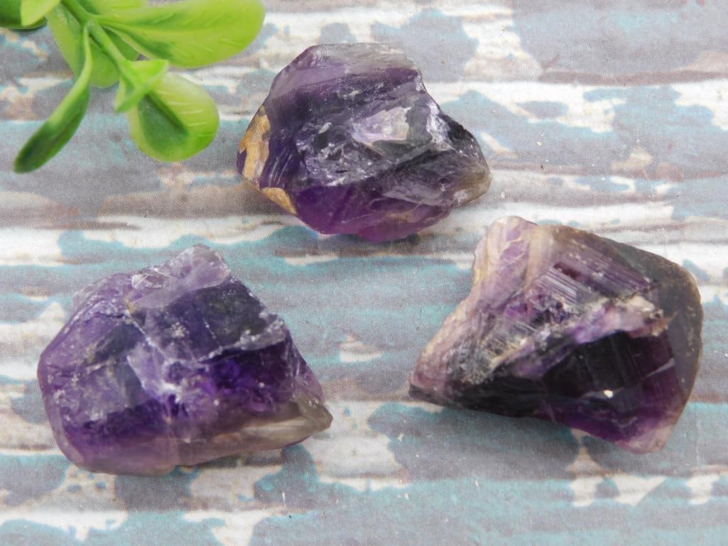 AMETHYST ROCK STONE LAPIDARY SPECIMEN: AMETHYST ROCK STONE LAPIDARY SPECIMEN - Authentic estate find offered in our online auction. Perfect for collectors, resellers, and enthusiasts of vintage, antiques, minerals, rocks, crystals, jewelry