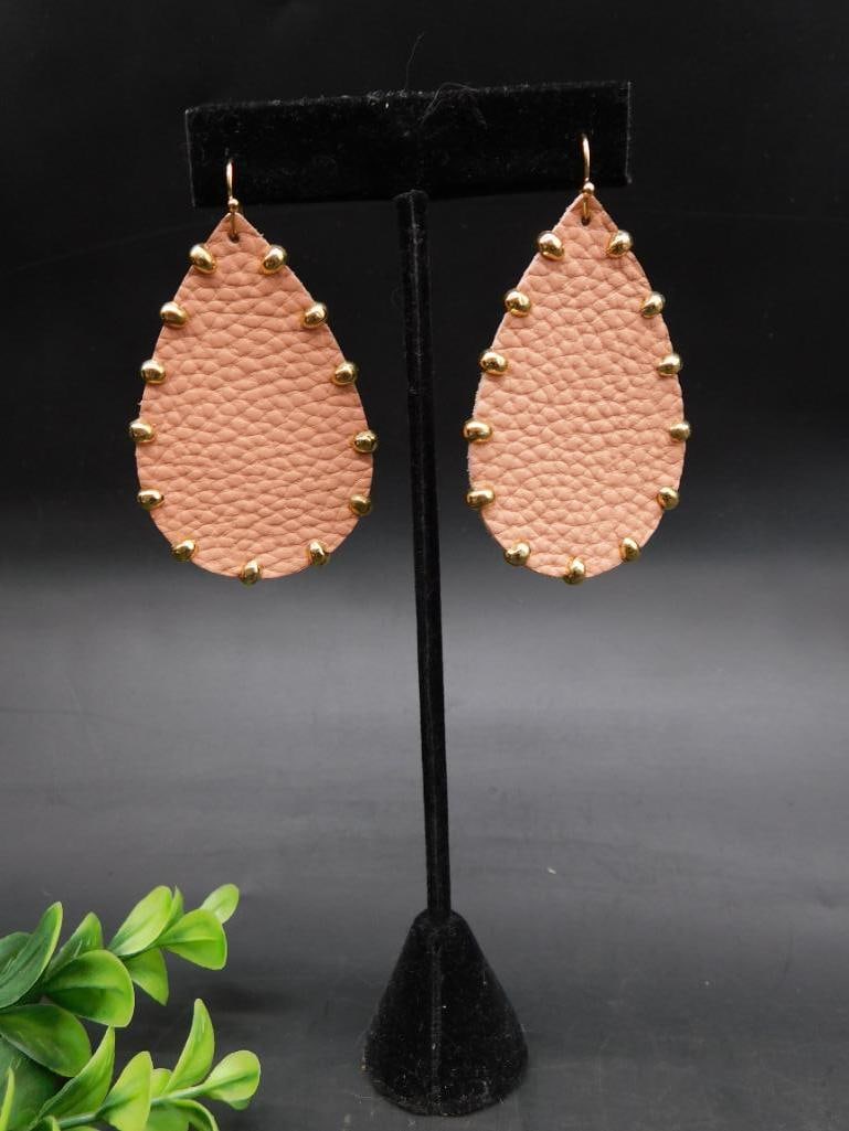 EARRINGS: EARRINGS - Authentic estate find offered in our online auction. Perfect for collectors, resellers, and enthusiasts of vintage, antiques, minerals, rocks, crystals, jewelry, and rare unique pieces.