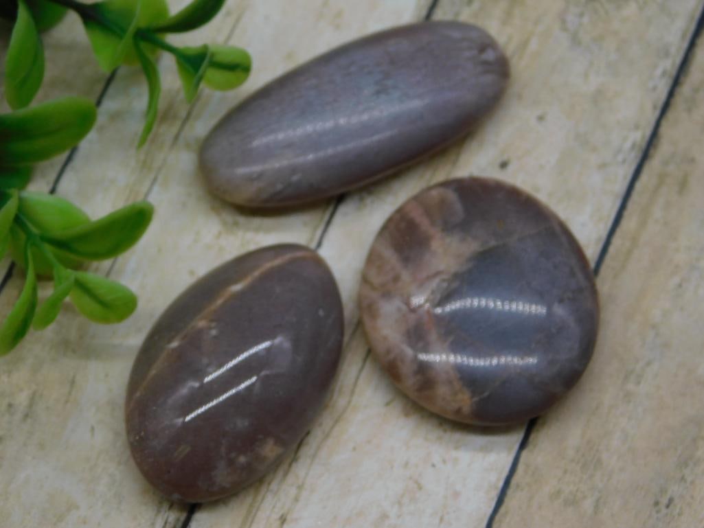 SUNSTONE ROCK STONE LAPIDARY SPECIMEN: SUNSTONE ROCK STONE LAPIDARY SPECIMEN - Part of our Discover Golden Attic, Crystals and Gems auction at HATMAN'S Auctions! Please see photos for measurements and condition. YES, we have in-house shipp