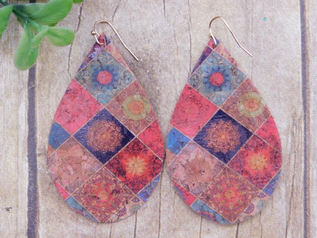 TEARDROP EARRINGS: TEARDROP EARRINGS - Part of our Discover Golden Attic, Crystals and Gems auction at HATMAN'S Auctions! Please see photos for measurements and condition. YES, we have in-house shipping! We have MANY