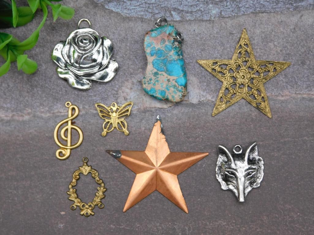 MIXED PENDANTS ROCK STONE LAPIDARY SPECIMEN: MIXED PENDANTS ROCK STONE LAPIDARY SPECIMEN - Part of our Discover Twilight Bazaar, Crystals and Gems auction at HATMAN'S Auctions! Please see photos for measurements and condition. YES, we have