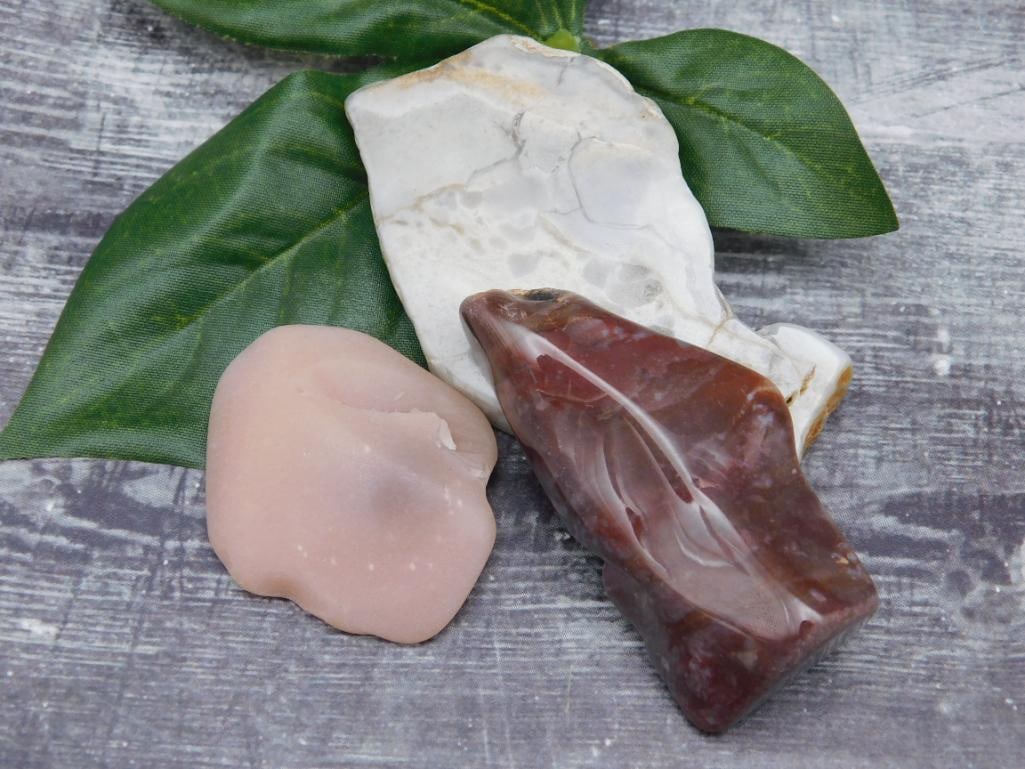 MIXED AGATE LOT ROCK STONE LAPIDARY SPECIMEN: MIXED AGATE LOT ROCK STONE LAPIDARY SPECIMEN - Part of our Discover Twilight Bazaar, Crystals and Gems auction at HATMAN'S Auctions! Please see photos for measurements and condition. YES, we have in-h