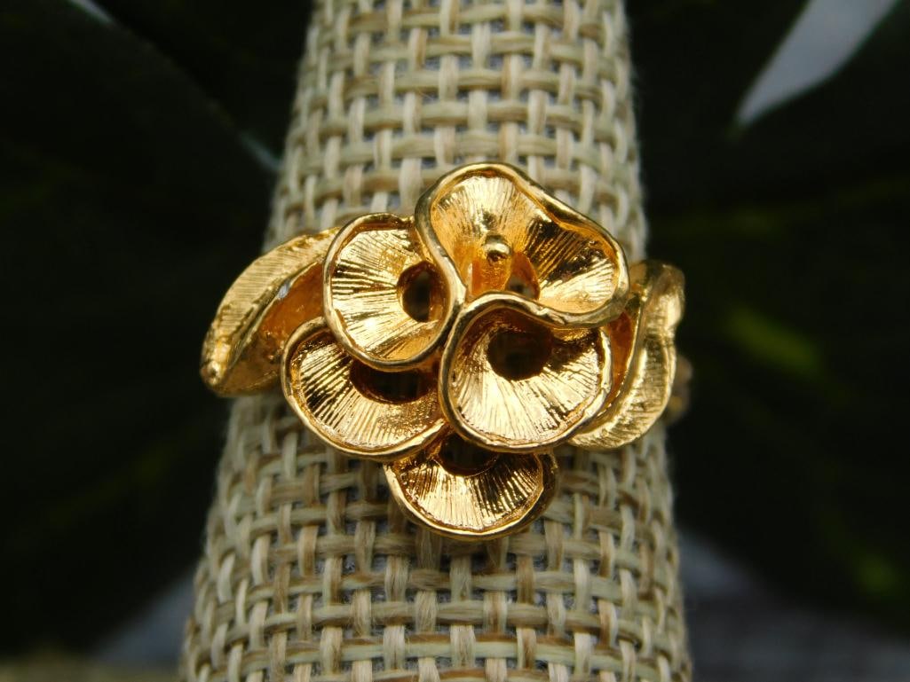 FLOWER RING: FLOWER RING - Part of our Discover Twilight Bazaar, Crystals and Gems auction at HATMAN'S Auctions! Please see photos for measurements and condition. YES, we have in-house shipping! We have MANY