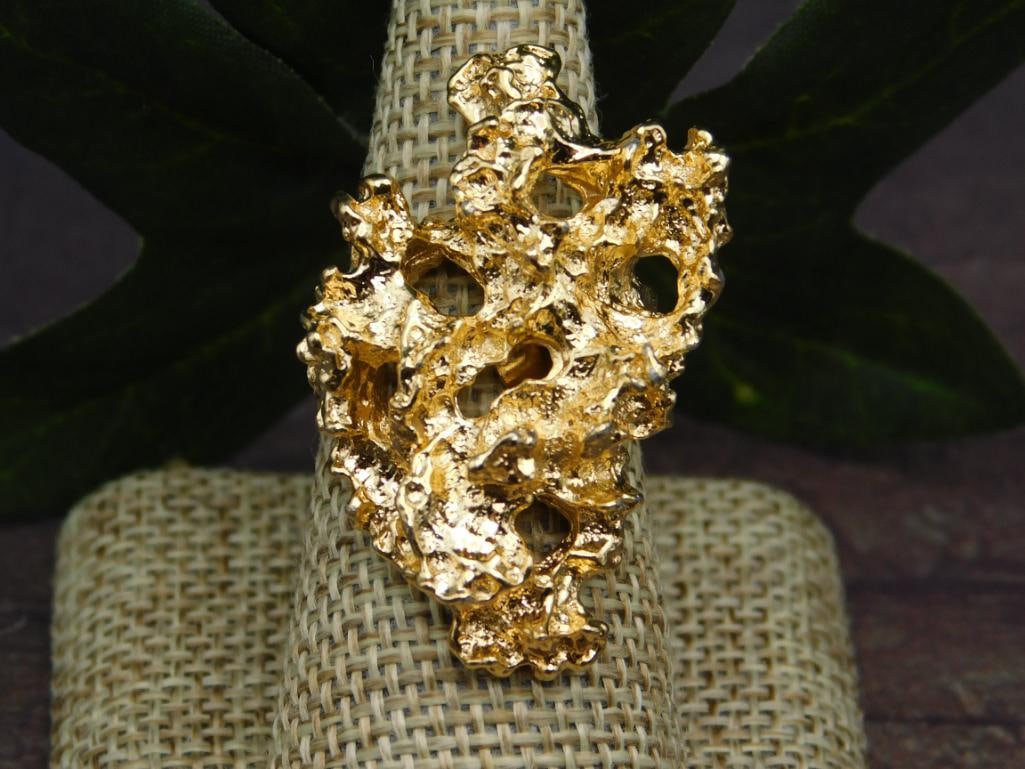 RING: RING - Part of our Discover Twilight Bazaar, Crystals and Gems auction at HATMAN'S Auctions! Please see photos for measurements and condition. YES, we have in-house shipping! We have MANY REPEAT CUSTO