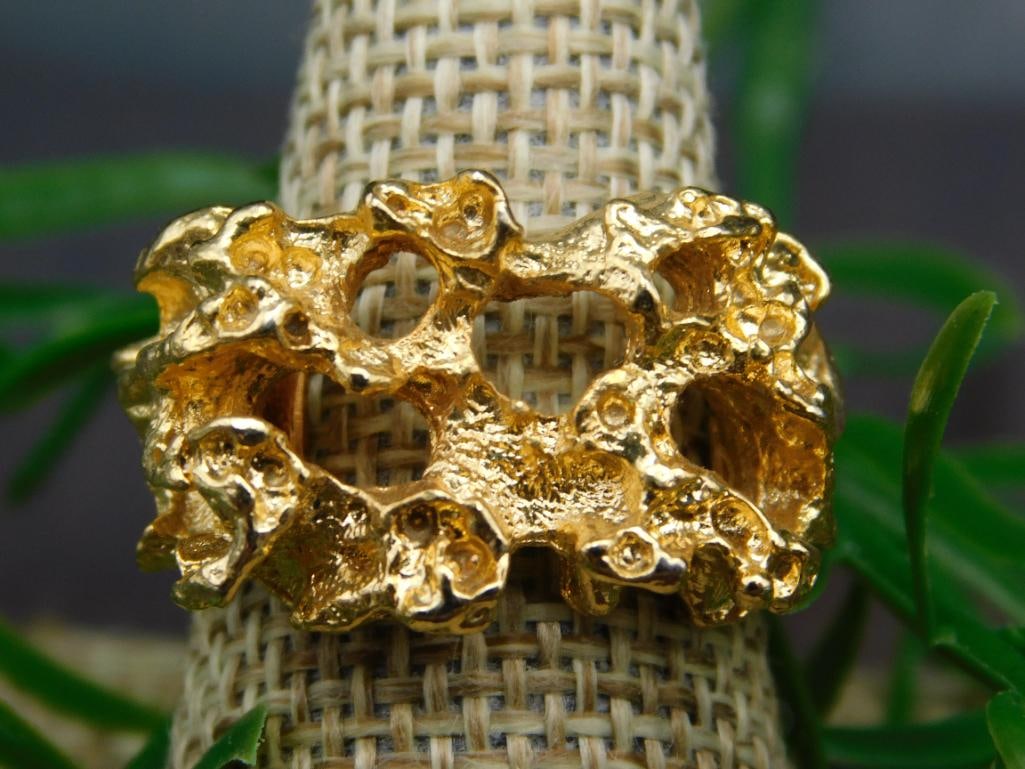 RING: RING - Part of our Discover Twilight Bazaar, Crystals and Gems auction at HATMAN'S Auctions! Please see photos for measurements and condition. YES, we have in-house shipping! We have MANY REPEAT