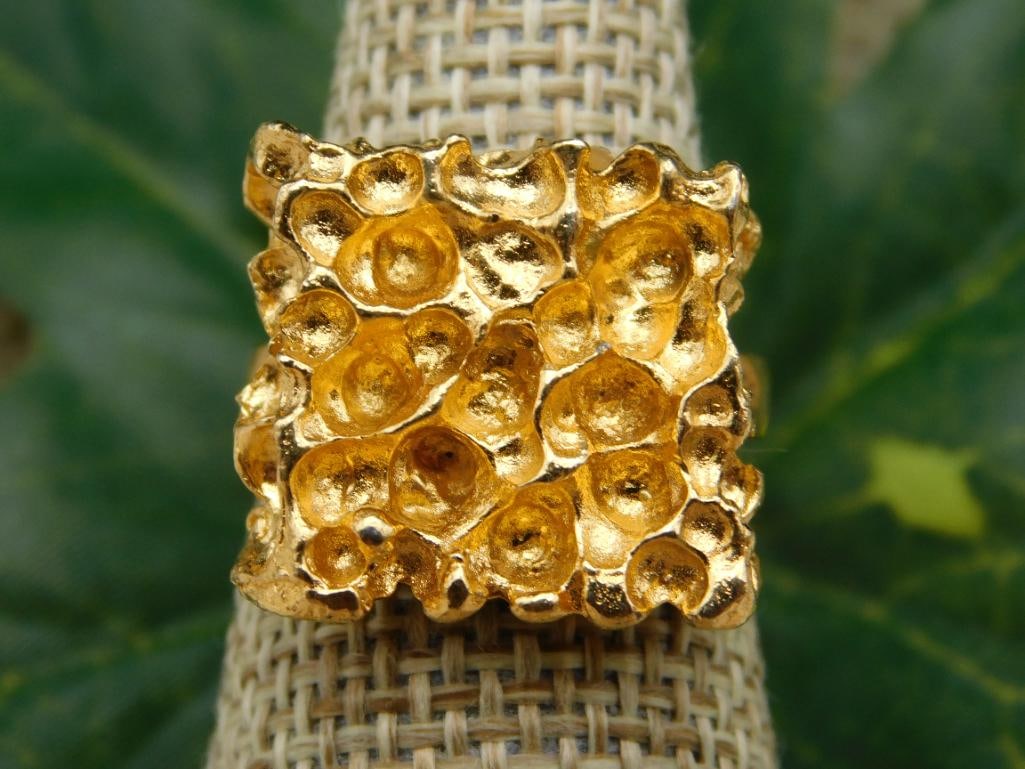 RING: RING - Part of our Discover Twilight Bazaar, Crystals and Gems auction at HATMAN'S Auctions! Please see photos for measurements and condition. YES, we have in-house shipping! We have MANY REPEAT