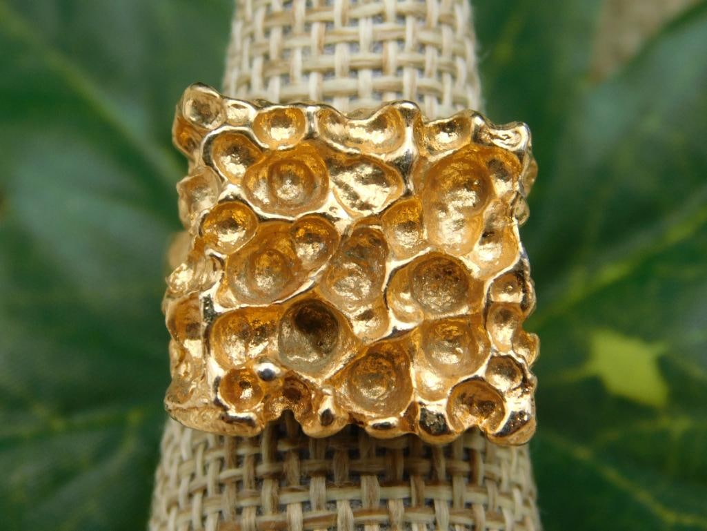 RING: RING - Part of our Discover Twilight Bazaar, Crystals and Gems auction at HATMAN'S Auctions! Please see photos for measurements and condition. YES, we have in-house shipping! We have MANY REPEAT CUSTO