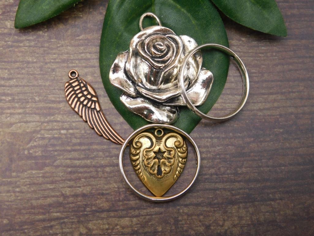 SPECIAL JEWELRY SALE! SEE PHOTOS FOR DETAILS: SPECIAL JEWELRY SALE! SEE PHOTOS FOR DETAILS - Part of our Discover Silver Lining, Crystals and Gems auction at HATMAN'S Auctions! Please see photos for measurements and condition. YES, we have in-hou