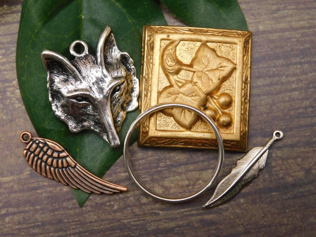 SPECIAL JEWELRY SALE! SEE PHOTOS FOR DETAILS: SPECIAL JEWELRY SALE! SEE PHOTOS FOR DETAILS - Part of our Discover Silver Lining, Crystals and Gems auction at HATMAN'S Auctions! Please see photos for measurements and condition. YES, we have in-hou