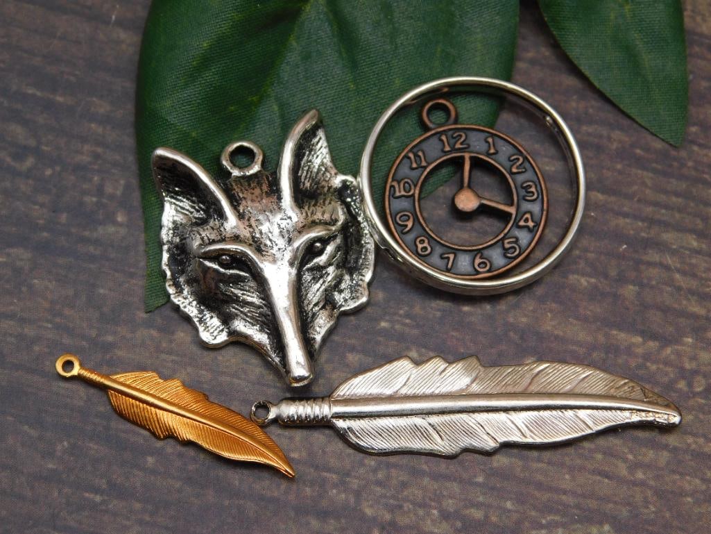 SPECIAL JEWELRY SALE! SEE PHOTOS FOR DETAILS: SPECIAL JEWELRY SALE! SEE PHOTOS FOR DETAILS - Part of our Discover Silver Lining, Crystals and Gems auction at HATMAN'S Auctions! Please see photos for measurements and condition. YES, we have in-hou