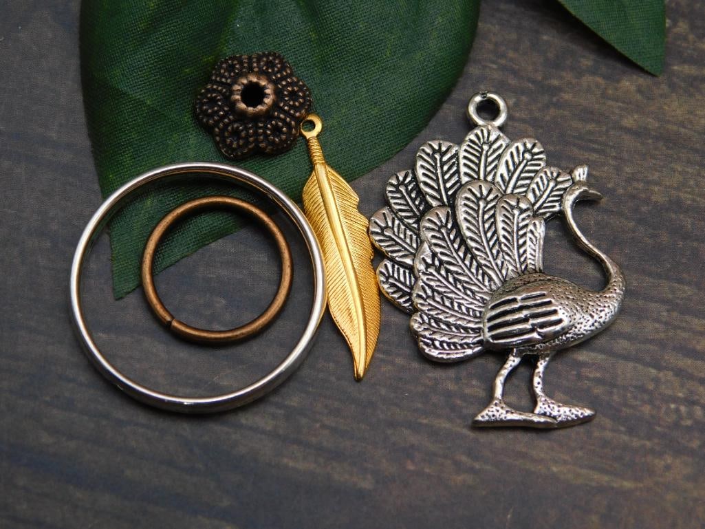 SPECIAL JEWELRY SALE! SEE PHOTOS FOR DETAILS: SPECIAL JEWELRY SALE! SEE PHOTOS FOR DETAILS - Part of our Discover Silver Lining, Crystals and Gems auction at HATMAN'S Auctions! Please see photos for measurements and condition. YES, we have in-hou