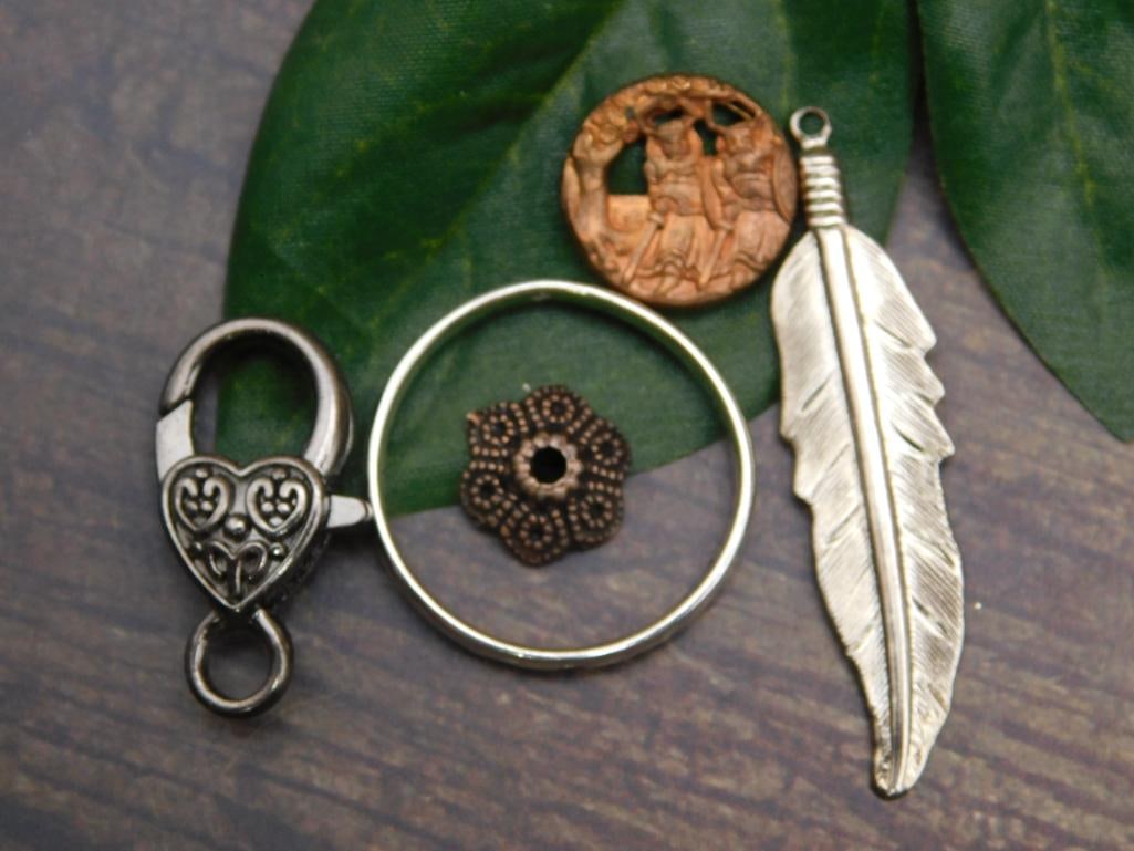 SPECIAL JEWELRY SALE! SEE PHOTOS FOR DETAILS: SPECIAL JEWELRY SALE! SEE PHOTOS FOR DETAILS - Part of our Discover Silver Lining, Crystals and Gems auction at HATMAN'S Auctions! Please see photos for measurements and condition. YES, we have in-hou