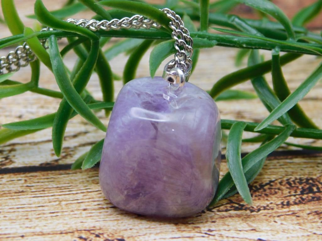 GENUINE STONE PENDANT ON CHAIN NECKLACE ROCK STONE LAPIDARY SPECIMEN: GENUINE STONE PENDANT ON CHAIN NECKLACE ROCK STONE LAPIDARY SPECIMEN - Part of our Discover Silver Lining, Crystals and Gems auction at HATMAN'S Auctions! Please see photos for measurements and condit