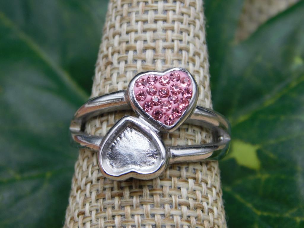 STONE RING ROCK STONE LAPIDARY SPECIMEN: STONE RING ROCK STONE LAPIDARY SPECIMEN - Part of our Discover Silver Lining, Crystals and Gems auction at HATMAN'S Auctions! Please see photos for measurements and condition. YES, we have in-house sh