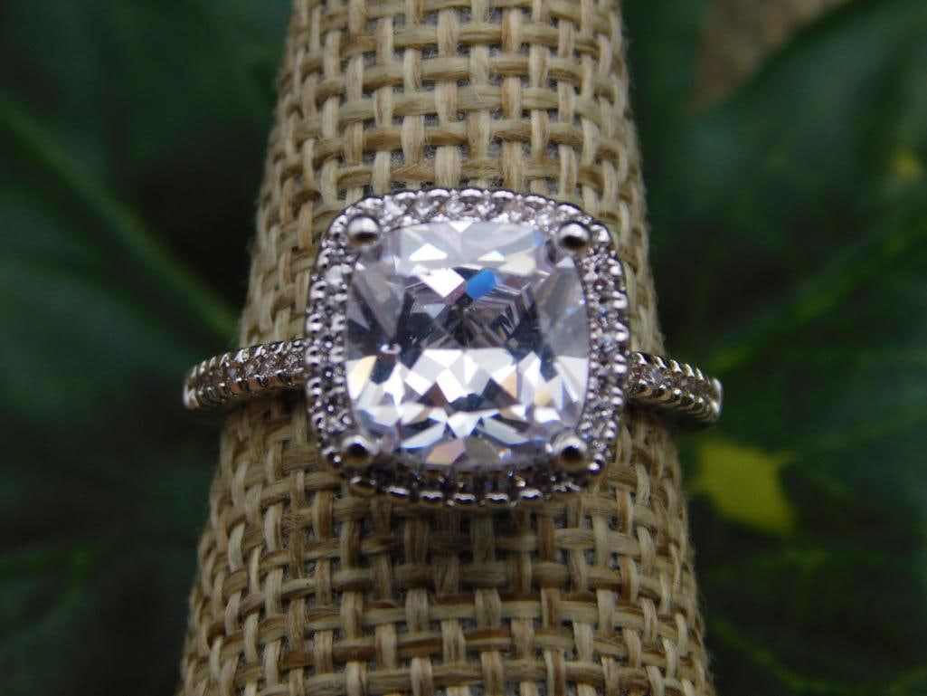 STONE RING ROCK STONE LAPIDARY SPECIMEN: STONE RING ROCK STONE LAPIDARY SPECIMEN - Part of our Discover Silver Lining, Crystals and Gems auction at HATMAN'S Auctions! Please see photos for measurements and condition. YES, we have in-house sh