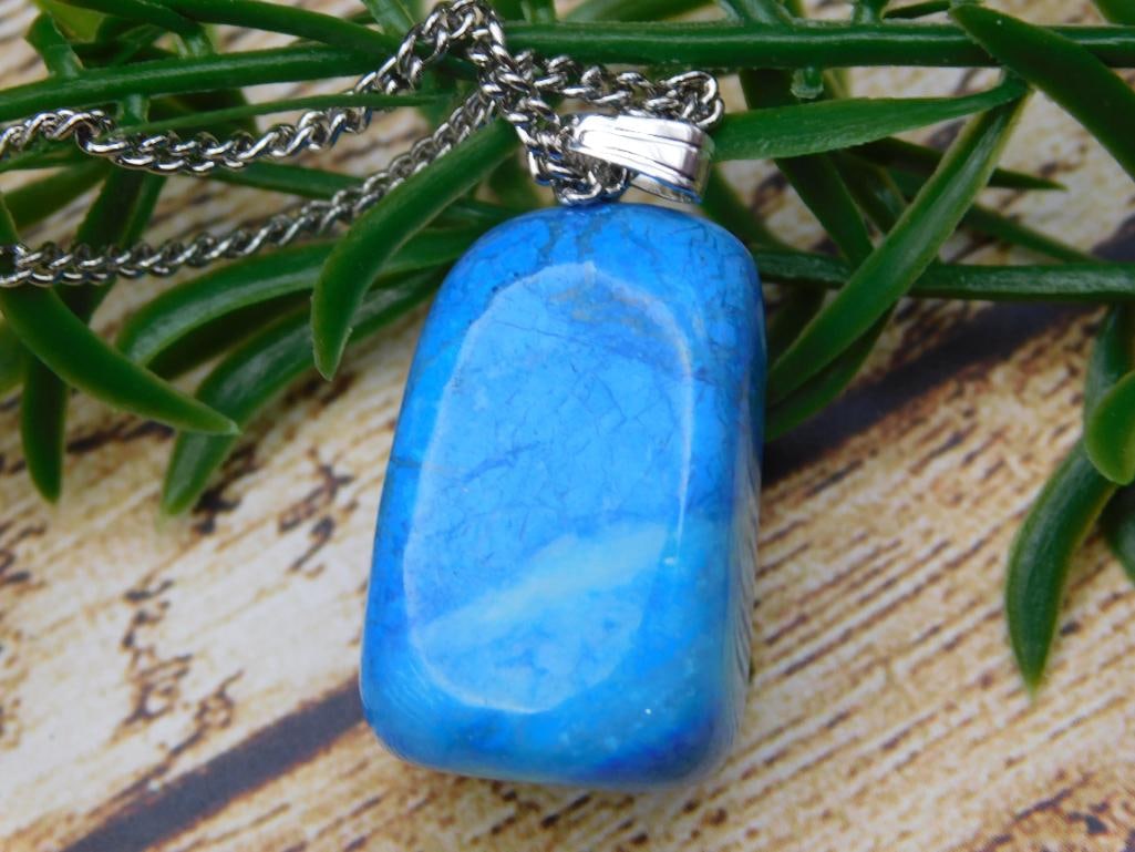 GENUINE STONE PENDANT ON CHAIN NECKLACE ROCK STONE LAPIDARY SPECIMEN: GENUINE STONE PENDANT ON CHAIN NECKLACE ROCK STONE LAPIDARY SPECIMEN - Part of our Discover Silver Lining, Crystals and Gems auction at HATMAN'S Auctions! Please see photos for measurements and condit