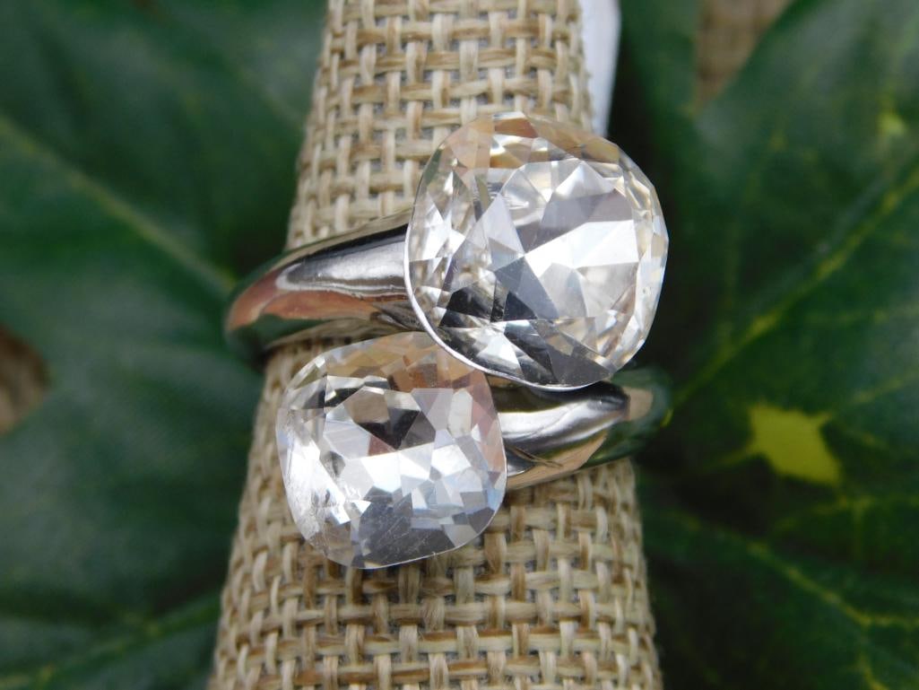 STONE RING ROCK STONE LAPIDARY SPECIMEN: STONE RING ROCK STONE LAPIDARY SPECIMEN - Part of our Discover Silver Lining, Crystals and Gems auction at HATMAN'S Auctions! Please see photos for measurements and condition. YES, we have in-house sh