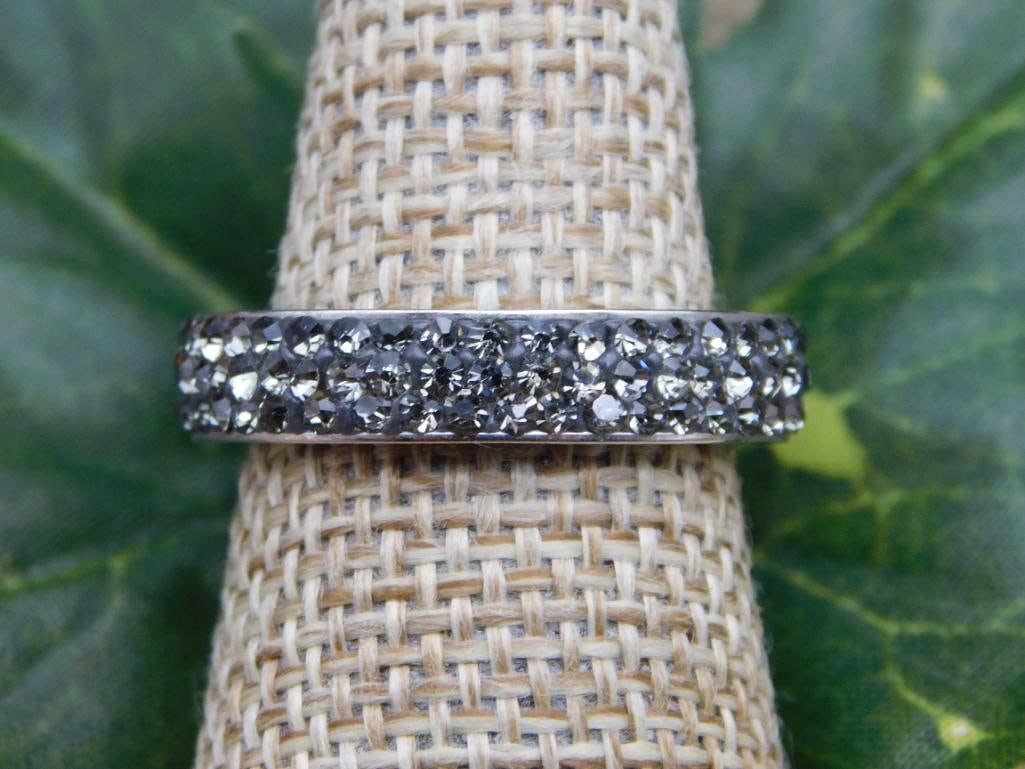 STONE RING ROCK STONE LAPIDARY SPECIMEN: STONE RING ROCK STONE LAPIDARY SPECIMEN - Part of our Discover Silver Lining, Crystals and Gems auction at HATMAN'S Auctions! Please see photos for measurements and condition. YES, we have in-house sh