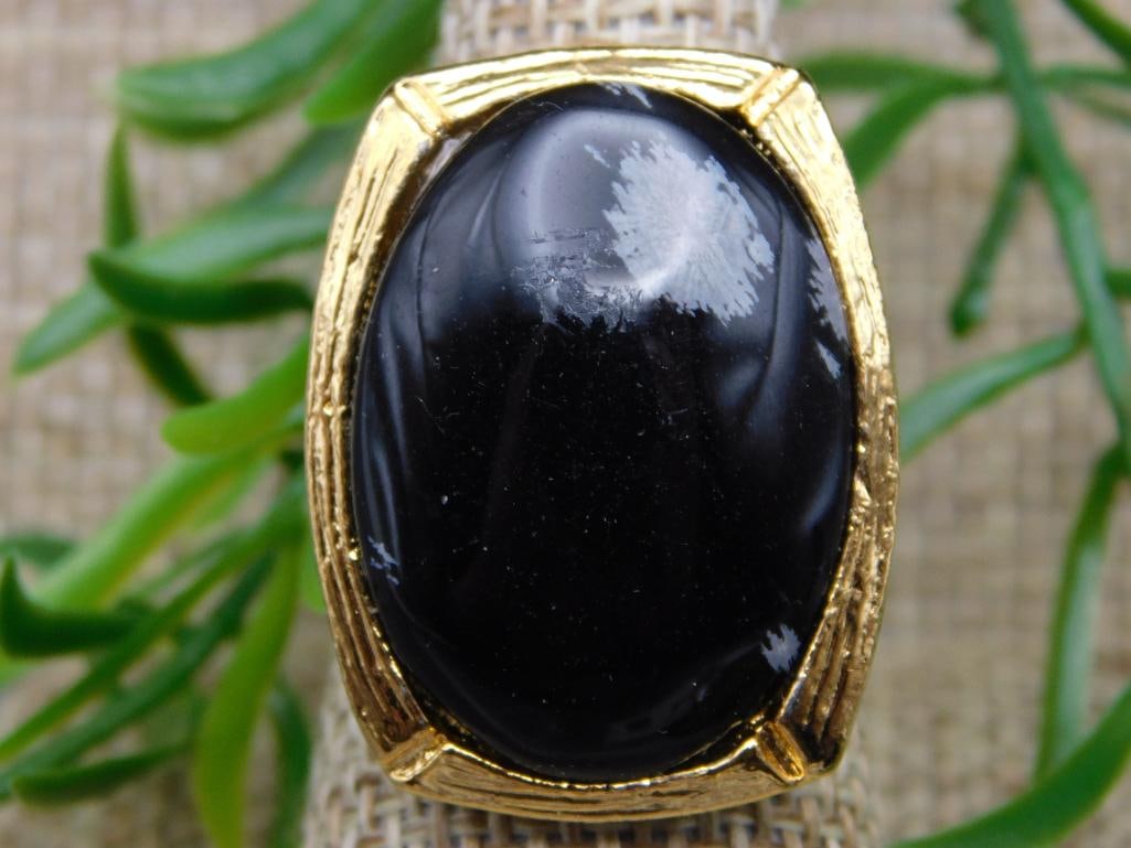 RING ROCK STONE LAPIDARY SPECIMEN: RING ROCK STONE LAPIDARY SPECIMEN - Part of our Discover Silver Lining, Crystals and Gems auction at HATMAN'S Auctions! Please see photos for measurements and condition. YES, we have in-house shipping