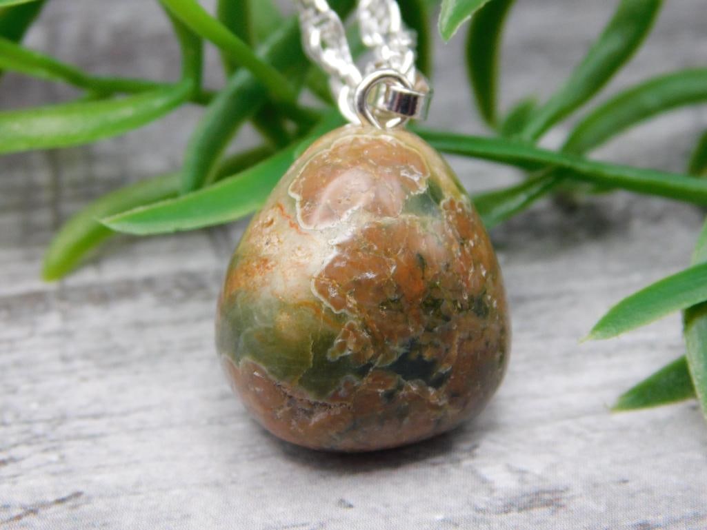 NECKLACE ROCK STONE LAPIDARY SPECIMEN: NECKLACE ROCK STONE LAPIDARY SPECIMEN - Authentic estate find offered in our online auction. Perfect for collectors, resellers, and enthusiasts of vintage, antiques, minerals, rocks, crystals, jewelry