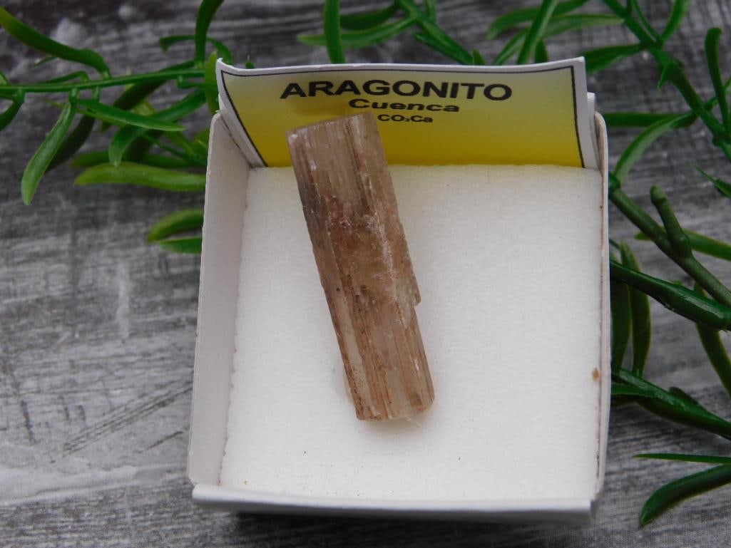 ARAGONITE ROCK STONE LAPIDARY SPECIMEN: ARAGONITE ROCK STONE LAPIDARY SPECIMEN - Authentic estate find offered in our online auction. Perfect for collectors, resellers, and enthusiasts of vintage, antiques, minerals, rocks, crystals, jewelr