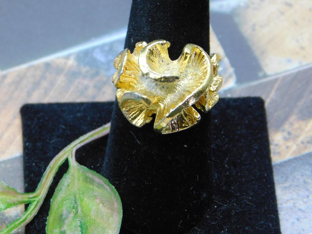 RING ROCK STONE LAPIDARY SPECIMEN: RING ROCK STONE LAPIDARY SPECIMEN - Authentic estate find offered in our online auction. Perfect for collectors, resellers, and enthusiasts of vintage, antiques, minerals, rocks, crystals, jewelry, an