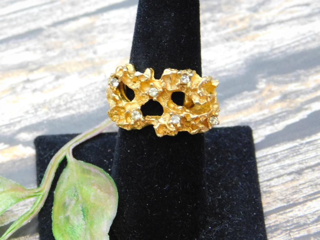 RING ROCK STONE LAPIDARY SPECIMEN: RING ROCK STONE LAPIDARY SPECIMEN - Authentic estate find offered in our online auction. Perfect for collectors, resellers, and enthusiasts of vintage, antiques, minerals, rocks, crystals, jewelry, an