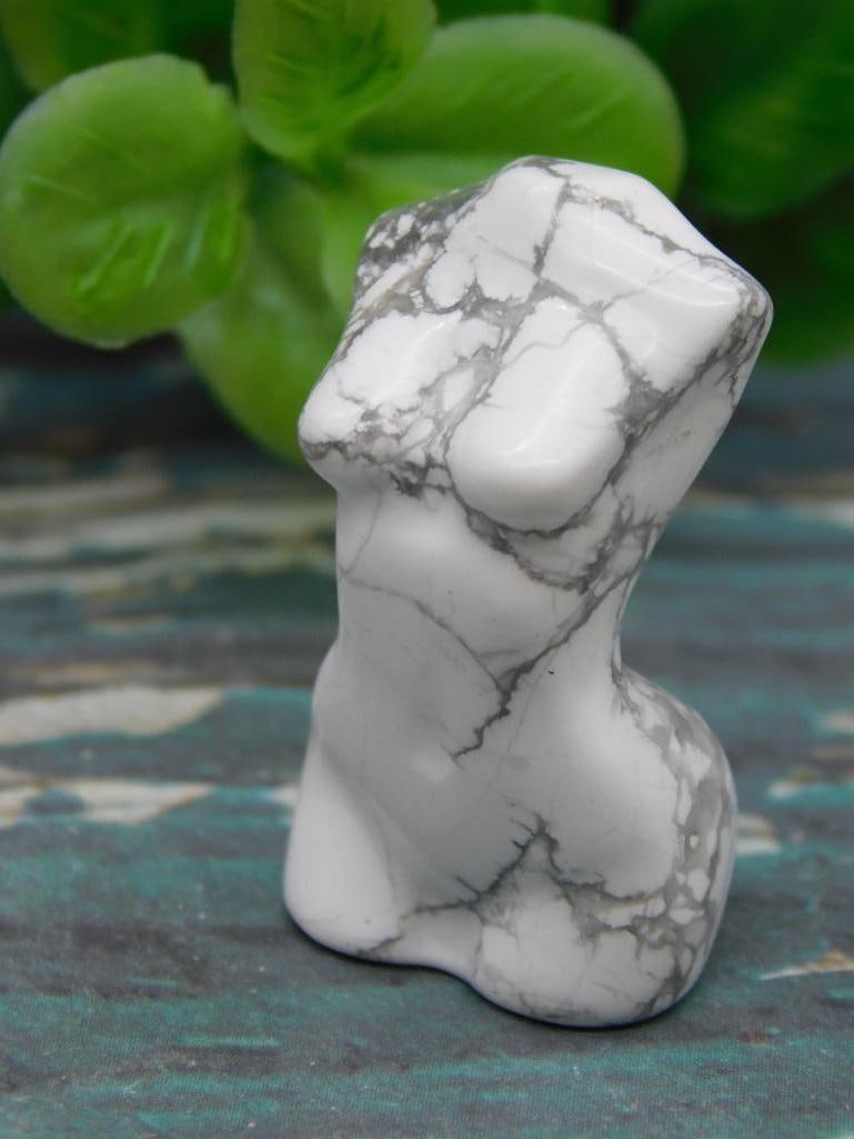 HOWLITE FEMALE FORM ROCK STONE LAPIDARY SPECIMEN: HOWLITE FEMALE FORM ROCK STONE LAPIDARY SPECIMEN - Authentic estate find offered in our online auction. Perfect for collectors, resellers, and enthusiasts of vintage, antiques, minerals, rocks, crysta