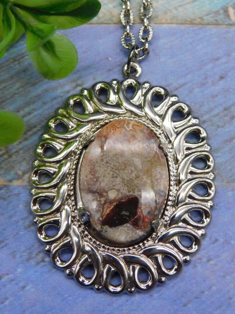 GENUINE STONE PENDANT ON CHAIN NECKLACE ROCK STONE LAPIDARY SPECIMEN: GENUINE STONE PENDANT ON CHAIN NECKLACE ROCK STONE LAPIDARY SPECIMEN - Authentic estate find offered in our online auction. Perfect for collectors, resellers, and enthusiasts of vintage, antiques, min