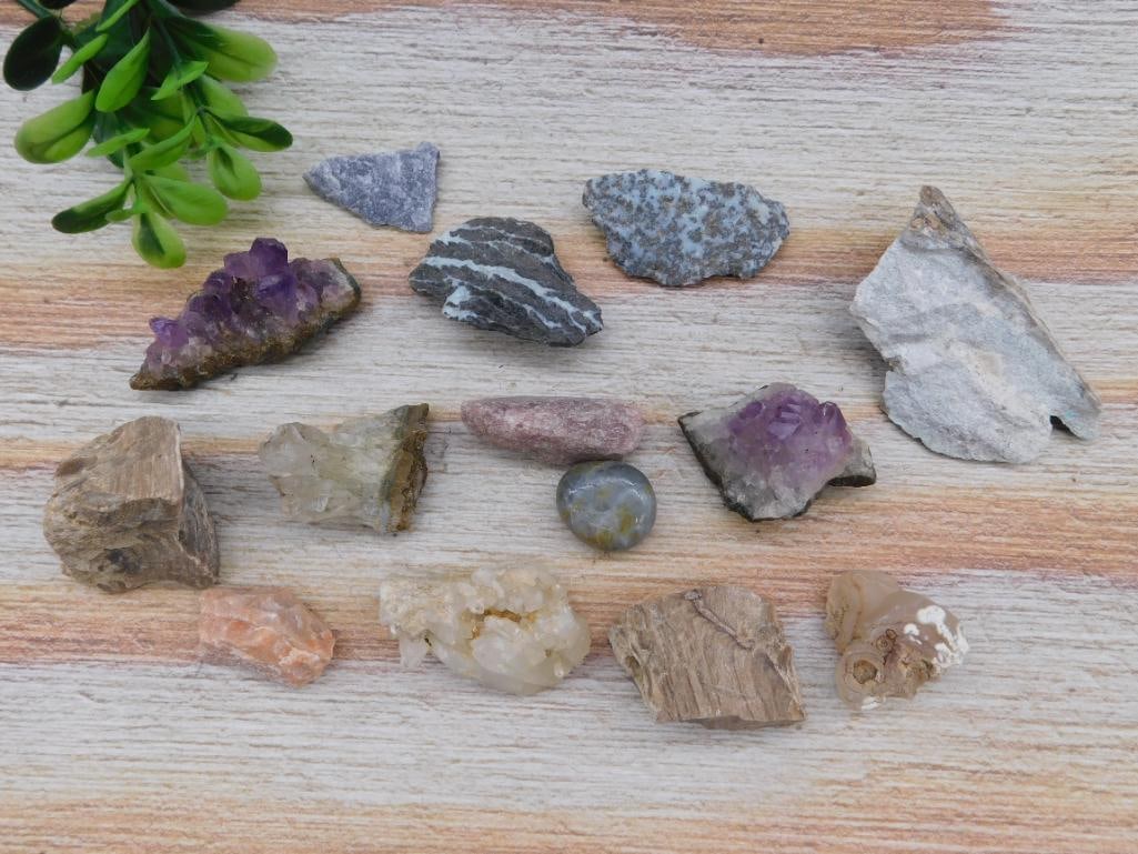 MIXED ROUGH ROCK STONE LAPIDARY SPECIMEN: MIXED ROUGH ROCK STONE LAPIDARY SPECIMEN - Authentic estate find offered in our online auction. Perfect for collectors, resellers, and enthusiasts of vintage, antiques, minerals, rocks, crystals, jewe