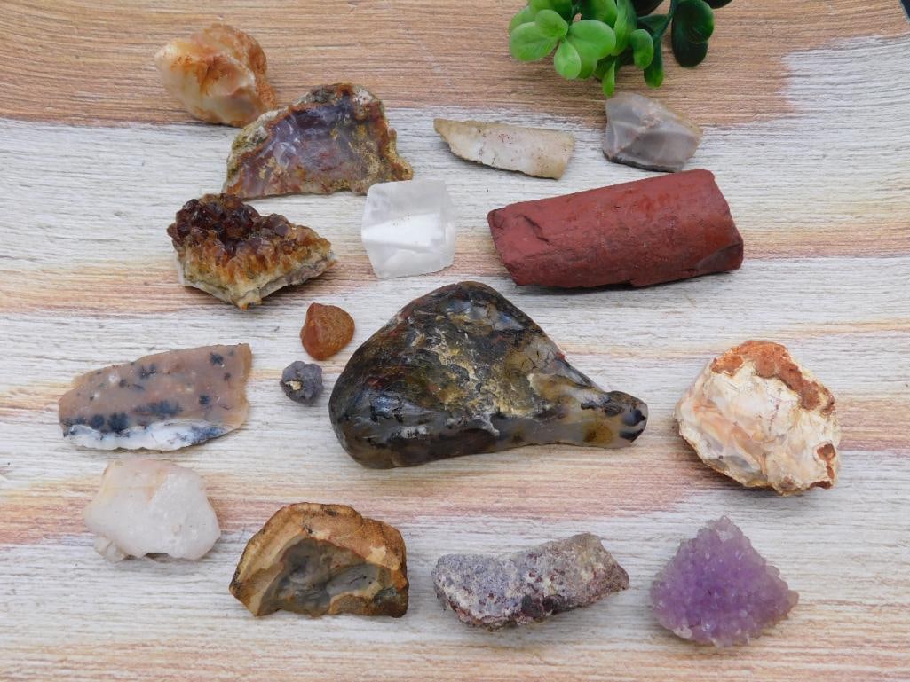 MIXED ROUGH ROCK STONE LAPIDARY SPECIMEN: MIXED ROUGH ROCK STONE LAPIDARY SPECIMEN - Authentic estate find offered in our online auction. Perfect for collectors, resellers, and enthusiasts of vintage, antiques, minerals, rocks, crystals,