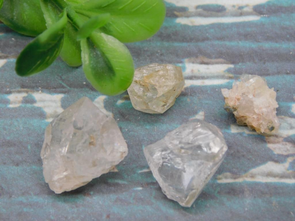 HERKIMER DIAMONDS ROCK STONE LAPIDARY SPECIMEN: HERKIMER DIAMONDS ROCK STONE LAPIDARY SPECIMEN - Authentic estate find offered in our online auction. Perfect for collectors, resellers, and enthusiasts of vintage, antiques, minerals, rocks,