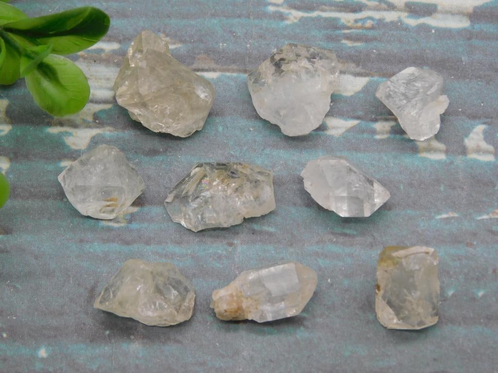 HERKIMER DIAMONDS ROCK STONE LAPIDARY SPECIMEN: HERKIMER DIAMONDS ROCK STONE LAPIDARY SPECIMEN - Authentic estate find offered in our online auction. Perfect for collectors, resellers, and enthusiasts of vintage, antiques, minerals, rocks, crystals