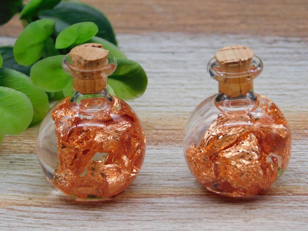 COPPER FLAKES IN BOTTLE ROCK STONE LAPIDARY SPECIMEN: COPPER FLAKES IN BOTTLE ROCK STONE LAPIDARY SPECIMEN - Authentic estate find offered in our online auction. Perfect for collectors, resellers, and enthusiasts of vintage, antiques, minerals, rocks, cr