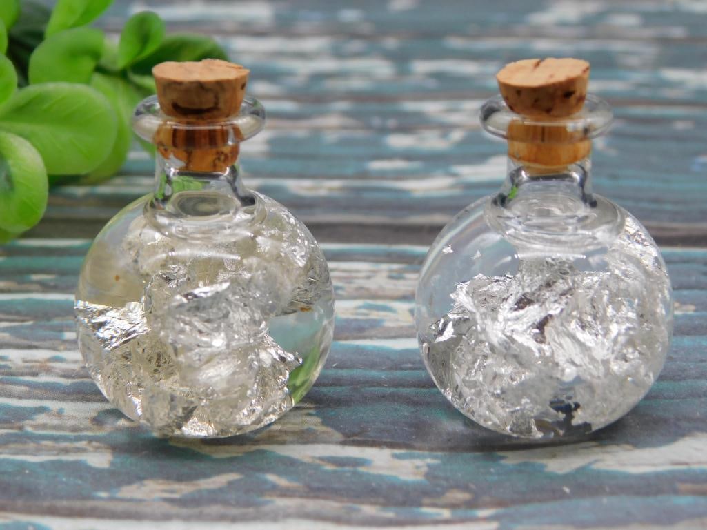 SILVER FLAKES IN BOTTLES ROCK STONE LAPIDARY SPECIMEN: SILVER FLAKES IN BOTTLES ROCK STONE LAPIDARY SPECIMEN - Authentic estate find offered in our online auction. Perfect for collectors, resellers, and enthusiasts of vintage, antiques, minerals, rocks,