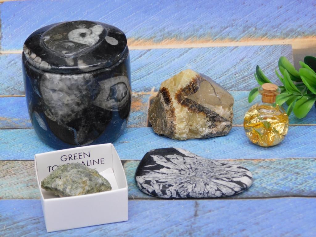 MIXED LOT ROCK STONE LAPIDARY SPECIMEN: MIXED LOT ROCK STONE LAPIDARY SPECIMEN - Authentic estate find offered in our online auction. Perfect for collectors, resellers, and enthusiasts of vintage, antiques, minerals, rocks, crystals, jewelr