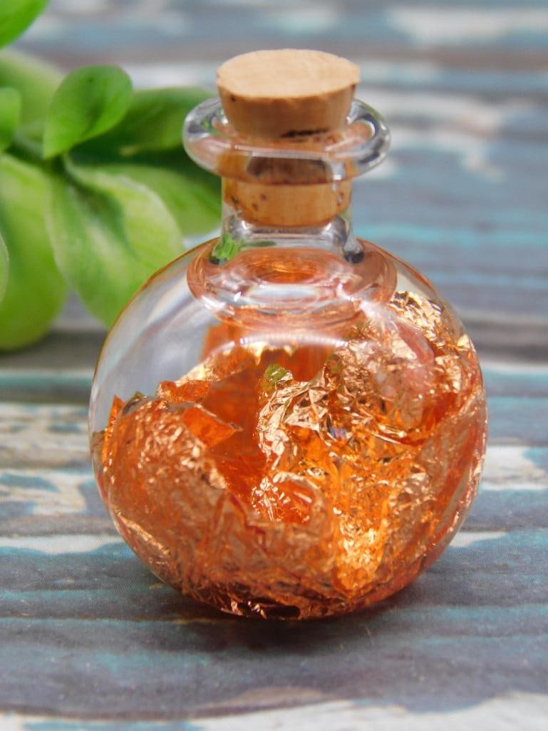 COPPER FLAKES IN BOTTLE ROCK STONE LAPIDARY SPECIMEN: COPPER FLAKES IN BOTTLE ROCK STONE LAPIDARY SPECIMEN - Authentic estate find offered in our online auction. Perfect for collectors, resellers, and enthusiasts of vintage, antiques, minerals, rocks, cr