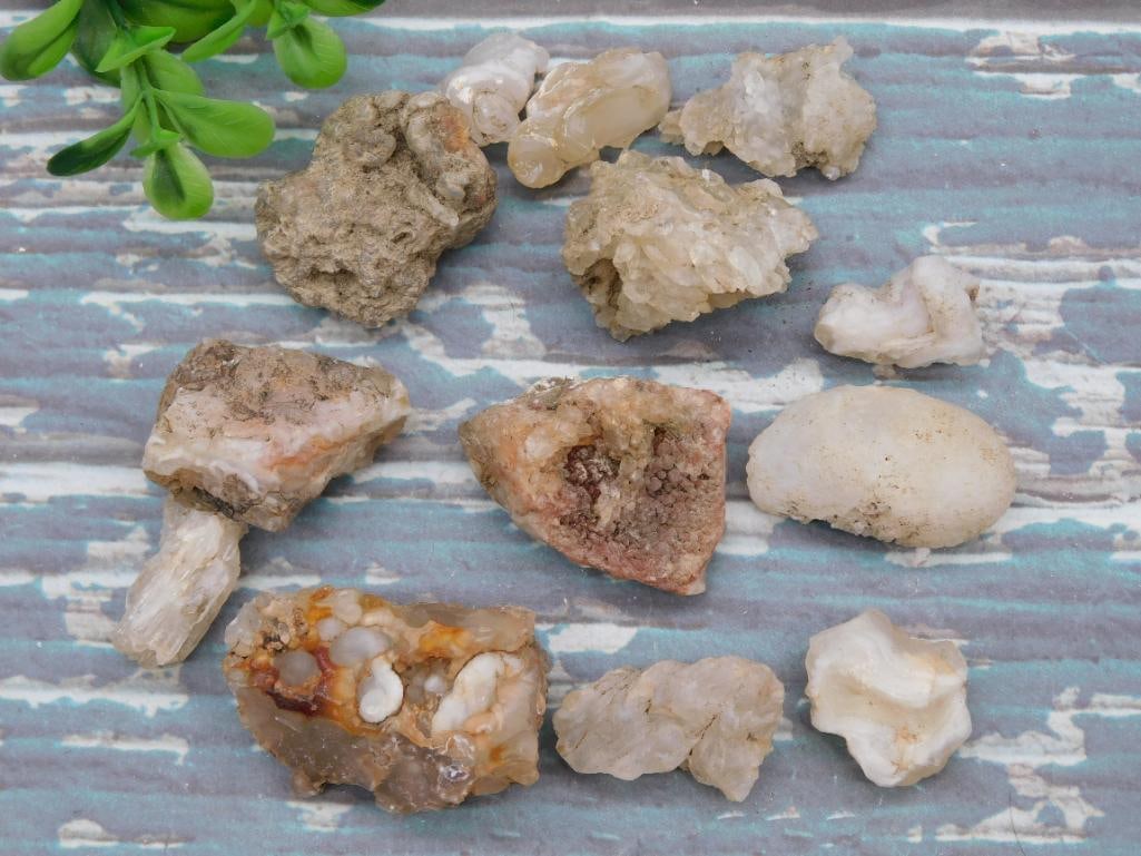 FIRE AGATE ROCK STONE LAPIDARY SPECIMEN: FIRE AGATE ROCK STONE LAPIDARY SPECIMEN - Authentic estate find offered in our online auction. Perfect for collectors, resellers, and enthusiasts of vintage, antiques, minerals, rocks, crystals, jewel