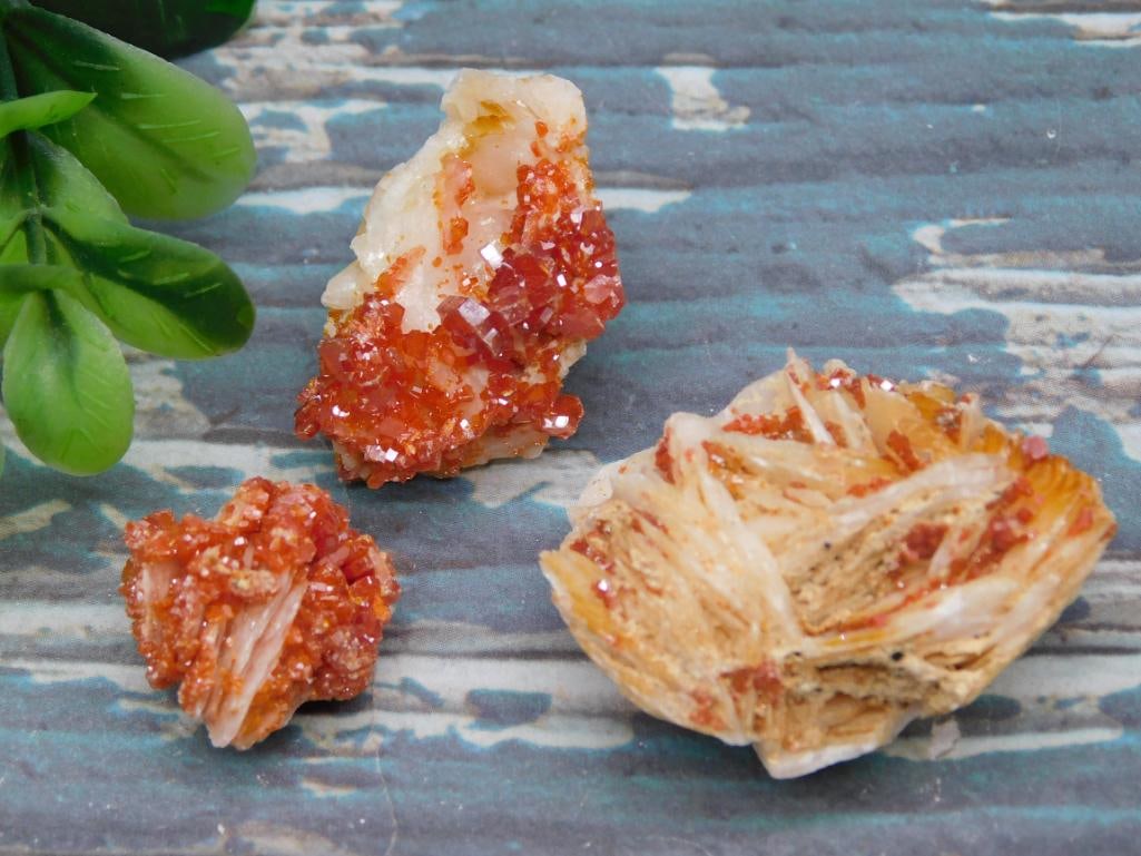VANADINITE ROCK STONE LAPIDARY SPECIMEN: VANADINITE ROCK STONE LAPIDARY SPECIMEN - Authentic estate find offered in our online auction. Perfect for collectors, resellers, and enthusiasts of vintage, antiques, minerals, rocks, crystals, jewel