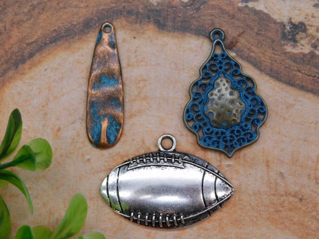 MIXED PENDANTS: MIXED PENDANTS - Authentic estate find offered in our online auction. Perfect for collectors, resellers, and enthusiasts of vintage, antiques, minerals, rocks, crystals, jewelry, and rare unique piece